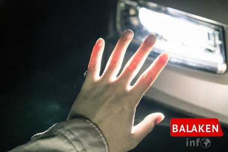 Balakəndə avtomobil ata və qızını vurub