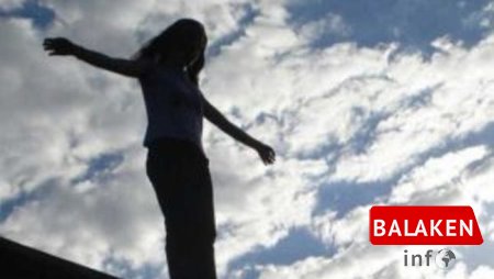 Balakəndə polis intihar etmək istəyən qızın həyatını xilas edib