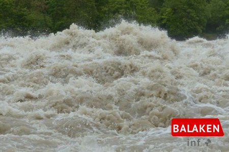 Yağan intensiv yağışlarla əlaqədar Balakənçaydan sel keçib - FAKTİKİ HAVA